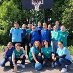 skupinska fotografija uporabnikov in zaposlenih, ki so igrali košarko